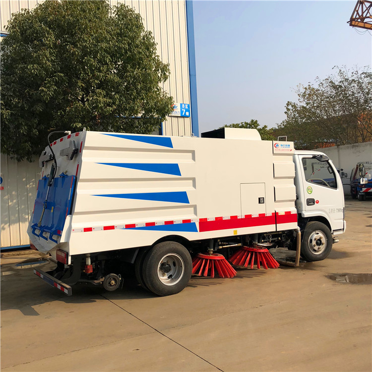 Φορτηγό καθαρισμού δρόμου Dongfeng 5000 λίτρα Vakuum Μικρό μέγεθος φορτηγό σκουπιδοκαθαρισμού δρόμου