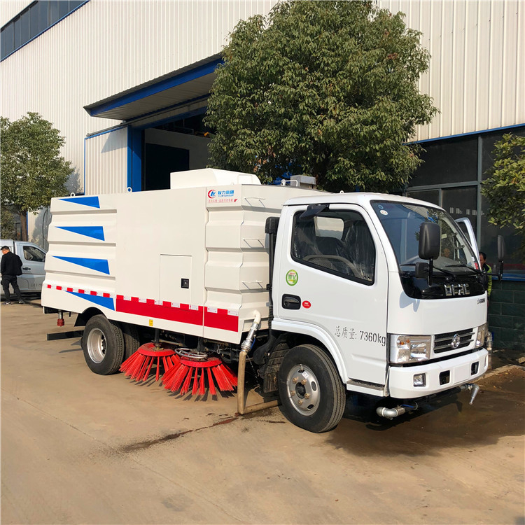 Φορτηγό καθαρισμού δρόμου Dongfeng 5000 λίτρα Vakuum Μικρό μέγεθος φορτηγό σκουπιδοκαθαρισμού δρόμου