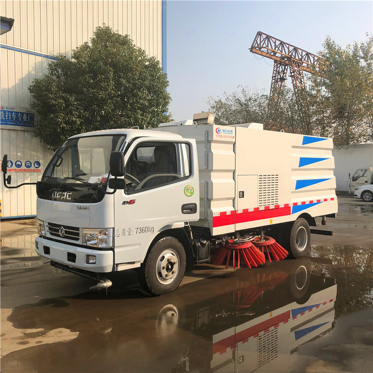 Φορτηγό καθαρισμού δρόμου Dongfeng 5000 λίτρα Vakuum Μικρό μέγεθος φορτηγό σκουπιδοκαθαρισμού δρόμου