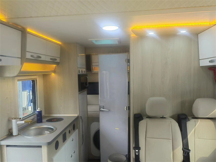 Κινητό Τουριστικό Φορτηγό RV Καραβάνι Βαν Με 190 HP Μηχανή Μαξ ωφέλιμο φορτίο 7042 Kg