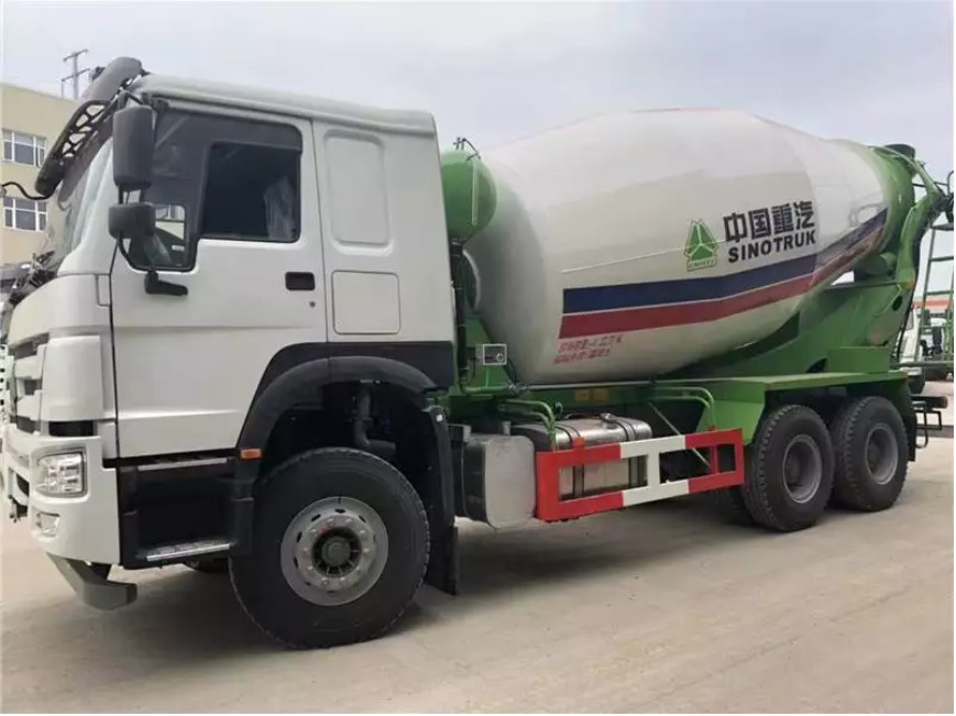 13870kg Βάρος 6*4 Τροχιά οδήγησης Φορτηγό μικτήρα τσιμέντου με ελαστικό από χάλυβα 12.00R20