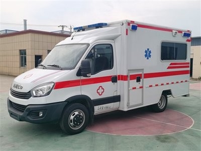 3300 Ακαθάριστο βάρος οχήματος 4x4 ασθενοφόρο έκτακτης ανάγκης με χειροκίνητο κιβώτιο ταχυτήτων