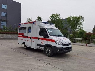 3300 Ακαθάριστο βάρος οχήματος 4x4 ασθενοφόρο έκτακτης ανάγκης με χειροκίνητο κιβώτιο ταχυτήτων