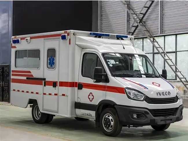 3300 Ακαθάριστο βάρος οχήματος 4x4 ασθενοφόρο έκτακτης ανάγκης με χειροκίνητο κιβώτιο ταχυτήτων