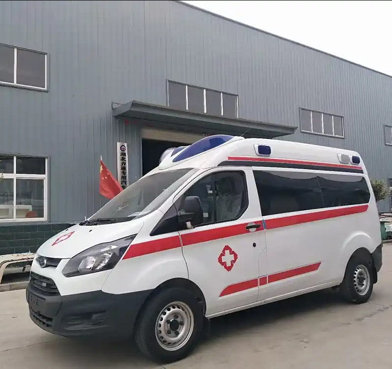 Αριστερό Drive 4*2 Ford 5+1 όχημα φορτηγών ασθενοφόρων έκτακτης ανάγκης μετάδοσης