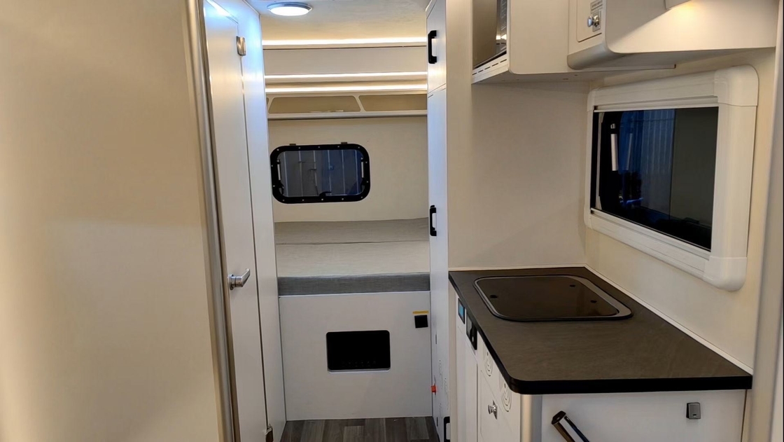 Υπαίθριο σπίτι κιβωτίων rv φίμπεργκλας Caravan Van Decorated Shell 220V